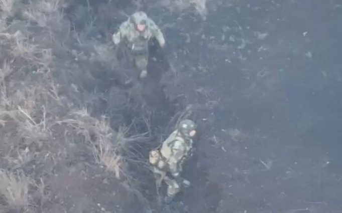 Дрони до смерті заганяли двох окупантів. ВIДЕО Дрони-до-смерті-заганяли-двох-окупантів.-ВiДЕО