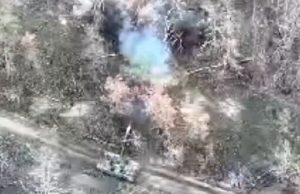 Український танк упритул розстрілює окопи окупантів. ВIДЕО Український-танк-упритул-розстрілює-окопи-окупантів.-ВiДЕО