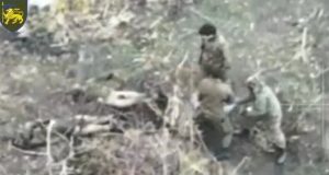 Окупанти знімають штани з ліквідованих “товаришів” по службі та тікають. ВIДЕО 18+ Окупанти-знімають-штани-з-ліквідованих-“товаришів”-по-службі-та-тікають.-ВiДЕО-18+