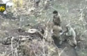 Окупанти знімають штани з ліквідованих “товаришів” по службі та тікають. ВIДЕО 18+ Окупанти-знімають-штани-з-ліквідованих-“товаришів”-по-службі-та-тікають.-ВiДЕО-18+