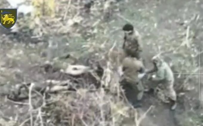 Окупанти знімають штани з ліквідованих “товаришів” по службі та тікають. ВIДЕО 18+ Окупанти-знімають-штани-з-ліквідованих-“товаришів”-по-службі-та-тікають.-ВiДЕО-18+