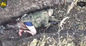 Окупант смикає залишком ноги після скиду із українського дрона. ВIДЕО 18+ Окупант-смикає-залишком-ноги-після-скиду-із-українського-дрона.-ВiДЕО-18+