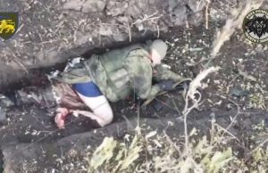 Окупант смикає залишком ноги після скиду із українського дрона. ВIДЕО 18+ Окупант-смикає-залишком-ноги-після-скиду-із-українського-дрона.-ВiДЕО-18+