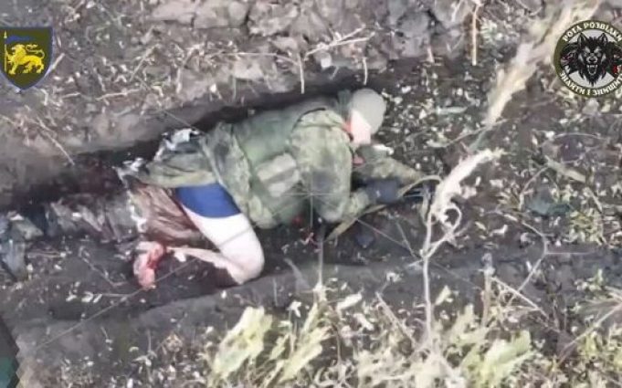 Окупант смикає залишком ноги після скиду із українського дрона. ВIДЕО 18+ Окупант-смикає-залишком-ноги-після-скиду-із-українського-дрона.-ВiДЕО-18+