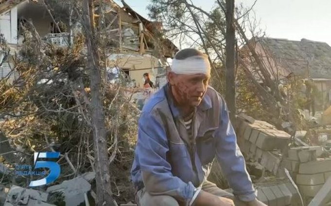 Російська ракета поцілили у будинок у Запоріжжі: “Дах на мене упав, а сім’я у будинку... Російська-ракета-поцілили-у-будинок-у-Запоріжжі:-“Дах-на-мене-упав,-а-сім’я-у-будинку.