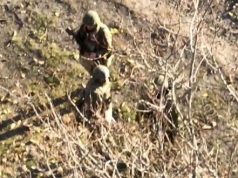 Оператор дрона скинув боєприпас на трьох окупантів, які підпалили будинок у селі. ВIДЕО Оператор-дрона-скинув-боєприпас-на-трьох-окупантів,-які-підпалили-будинок-у-селі.-ВiДЕО