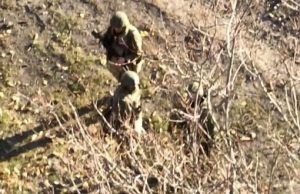 Оператор дрона скинув боєприпас на трьох окупантів, які підпалили будинок у селі. ВIДЕО Оператор-дрона-скинув-боєприпас-на-трьох-окупантів,-які-підпалили-будинок-у-селі.-ВiДЕО