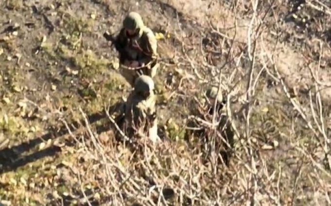 Оператор дрона скинув боєприпас на трьох окупантів, які підпалили будинок у селі. ВIДЕО Оператор-дрона-скинув-боєприпас-на-трьох-окупантів,-які-підпалили-будинок-у-селі.-ВiДЕО