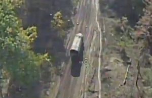 Ліквідація окупантів та ворожої техніки скидами з дронів у районі Кремінної. ВIДЕО Ліквідація-окупантів-та-ворожої-техніки-скидами-з-дронів-у-районі-Кремінної.-ВiДЕО