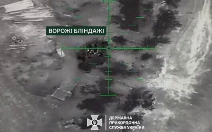 Прикордонники скидами з дронів знищують бліндажі окупантів під Вовчанськом. ВIДЕО Прикордонники-скидами-з-дронів-знищують-бліндажі-окупантів-під-Вовчанськом.-ВiДЕО