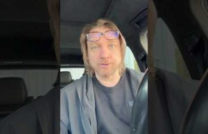 Божевільних затримують, коли справжні зрадники спокійно гуляють Києвом! (ВІДЕО) Божевільних затримують, коли справжні зрадники спокійно гуляють Києвом! (ВІДЕО)