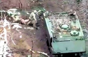 Медики 63-ї ОМБр вивозять із позиції чотирьох поранених бійців. ВIДЕО Медики-63-ї-ОМБр-вивозять-із-позиції-чотирьох-поранених-бійців.-ВiДЕО