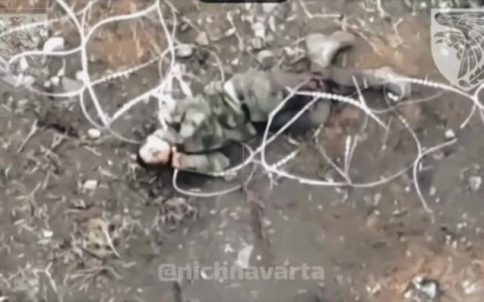 Російський солдат перерізав собі горло колючим дротом, покінчивши життя самогубством. ВIДЕО Російський-солдат-перерізав-собі-горло-колючим-дротом,-покінчивши-життя-самогубством.-ВiДЕО