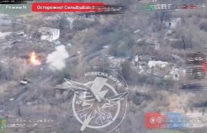 Дрон-камікадзе ліквідував російського солдата, який їхав на мотоциклі. ВIДЕО Дрон-камікадзе-ліквідував-російського-солдата,-який-їхав-на-мотоциклі.-ВiДЕО