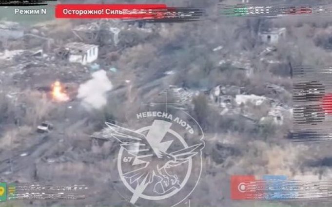 Дрон-камікадзе ліквідував російського солдата, який їхав на мотоциклі. ВIДЕО Дрон-камікадзе-ліквідував-російського-солдата,-який-їхав-на-мотоциклі.-ВiДЕО