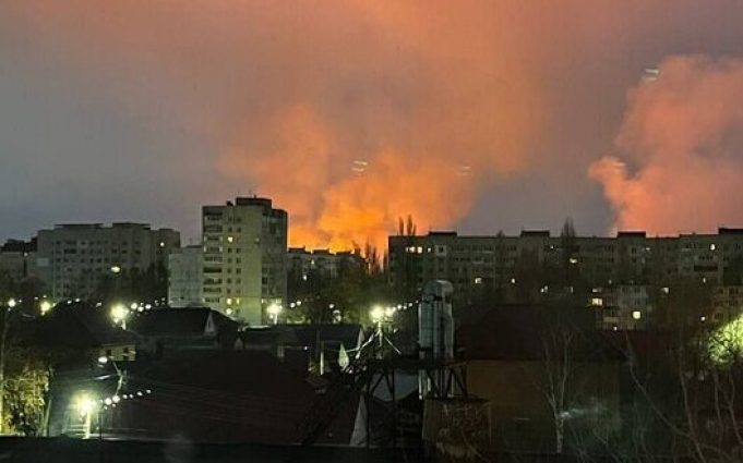 Безпілотники атакували Брянськ у РФ, ймовірно, горить військова частина. ВIДЕО Безпілотники-атакували-Брянськ-у-РФ,-ймовірно,-горить-військова-частина.-ВiДЕО