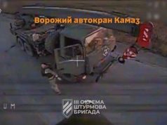 Російський солдат на ходу вистрибує з КамАЗу, щоб врятуватися від удару дрону-камікадзе. ВIДЕО Російський-солдат-на-ходу-вистрибує-з-КамАЗу,-щоб-врятуватися-від-удару-дрону-камікадзе.-ВiДЕО