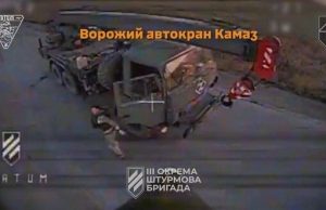 Російський солдат на ходу вистрибує з КамАЗу, щоб врятуватися від удару дрону-камікадзе. ВIДЕО Російський-солдат-на-ходу-вистрибує-з-КамАЗу,-щоб-врятуватися-від-удару-дрону-камікадзе.-ВiДЕО