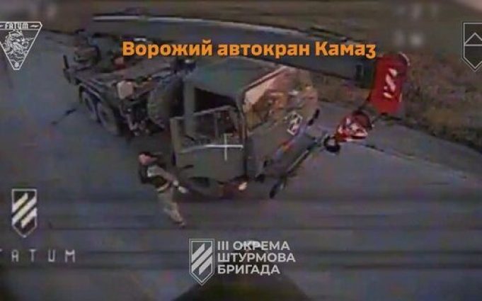 Російський солдат на ходу вистрибує з КамАЗу, щоб врятуватися від удару дрону-камікадзе. ВIДЕО Російський-солдат-на-ходу-вистрибує-з-КамАЗу,-щоб-врятуватися-від-удару-дрону-камікадзе.-ВiДЕО