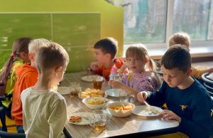 Чим годують нововолинських школярів: міський голова побував у їдальні ліцею №1 Чим-годують-нововолинських-школярів:-міський-голова-побував-у-їдальні-ліцею-№1