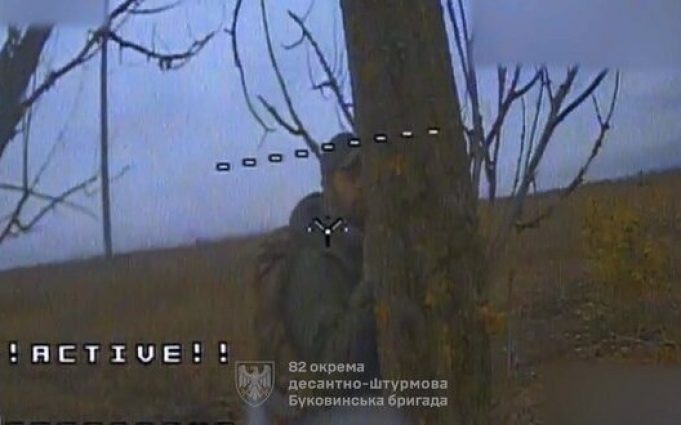 Російський загарбник ховається за деревом від дрона-камікадзе на Курщині. ВIДЕО Російський-загарбник-ховається-за-деревом-від-дрона-камікадзе-на-Курщині.-ВiДЕО