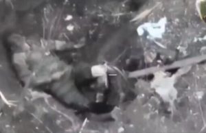 Поранений окупант зарізав себе ножем у шию під Роботиним. ВIДЕО Поранений-окупант-зарізав-себе-ножем-у-шию-під-Роботиним.-ВiДЕО