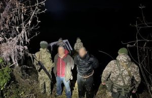 Двоє чоловіків намагались втекти у Молдову на надувних матрацах перепливши Дністер. ВIДЕО Двоє-чоловіків-намагались-втекти-у-Молдову-на-надувних-матрацах-перепливши-Дністер.-ВiДЕО