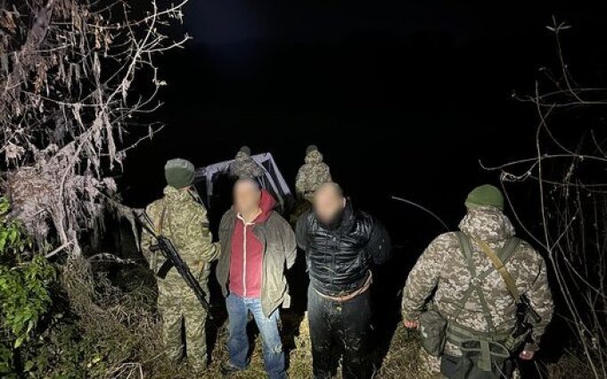 Двоє чоловіків намагались втекти у Молдову на надувних матрацах перепливши Дністер. ВIДЕО Двоє-чоловіків-намагались-втекти-у-Молдову-на-надувних-матрацах-перепливши-Дністер.-ВiДЕО