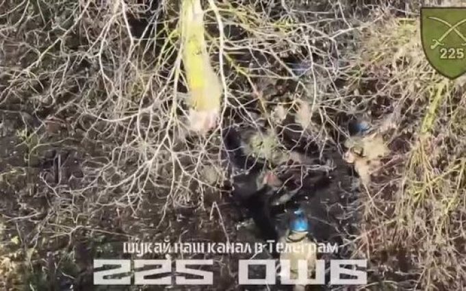 Бійці 225-го ОШБ полонили уцілілого російського штурмовика. ВIДЕО Бійці-225-го-ОШБ-полонили-уцілілого-російського-штурмовика.-ВiДЕО