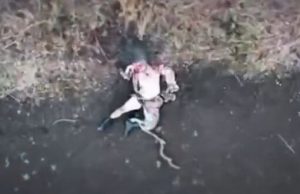Окупант втратив голову після скиду із українського дрона. ВIДЕО 18+ Окупант-втратив-голову-після-скиду-із-українського-дрона.-ВiДЕО-18+
