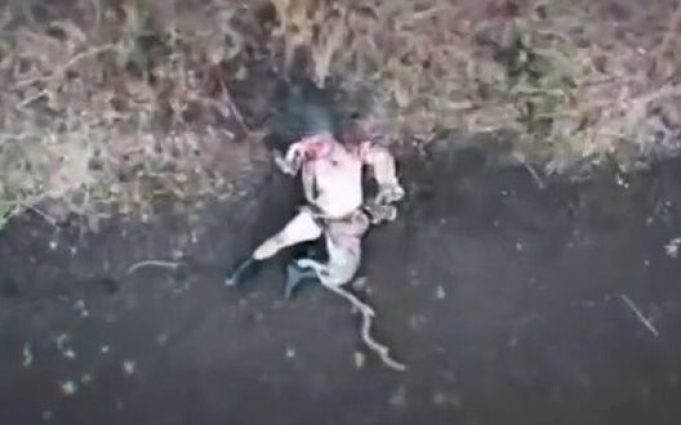 Окупант втратив голову після скиду із українського дрона. ВIДЕО 18+ Окупант-втратив-голову-після-скиду-із-українського-дрона.-ВiДЕО-18+