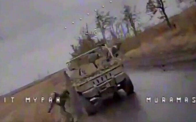 Російські солдати на ходу вистрибують з багі, аби врятуватися від атаки дрона-камікадзе. ВIДЕО Російські-солдати-на-ходу-вистрибують-з-багі,-аби-врятуватися-від-атаки-дрона-камікадзе.-ВiДЕО