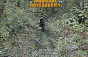 Дрон-камікадзе наздоганяє окупанта, який їде на мотоциклі на Харківщині. ВIДЕО Дрон-камікадзе-наздоганяє-окупанта,-який-їде-на-мотоциклі-на-Харківщині.-ВiДЕО
