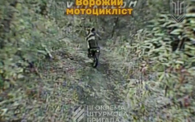 Дрон-камікадзе наздоганяє окупанта, який їде на мотоциклі на Харківщині. ВIДЕО Дрон-камікадзе-наздоганяє-окупанта,-який-їде-на-мотоциклі-на-Харківщині.-ВiДЕО