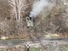Прикордонники знищили ударом дроном-камікадзе БТР-70 російських загарбників. ВIДЕО Прикордонники-знищили-ударом-дроном-камікадзе-БТР-70-російських-загарбників.-ВiДЕО