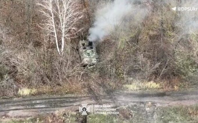 Прикордонники знищили ударом дроном-камікадзе БТР-70 російських загарбників. ВIДЕО Прикордонники-знищили-ударом-дроном-камікадзе-БТР-70-російських-загарбників.-ВiДЕО