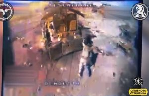 Російський солдат бігає навколо підбитої техніки, тікаючи від безпілотника. ВIДЕО Російський-солдат-бігає-навколо-підбитої-техніки,-тікаючи-від-безпілотника.-ВiДЕО