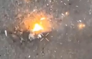 Український дрон влучив окупанту нижче спини: “Жопа горить”. ВIДЕО Український-дрон-влучив-окупанту-нижче-спини:-“Жопа-горить”.-ВiДЕО