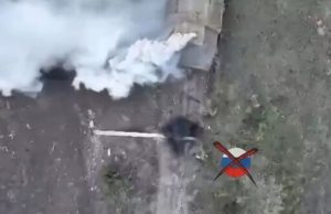 Оператори дронів нищать російських штурмовиків під час десантування із бронемашини. ВIДЕО Оператори-дронів-нищать-російських-штурмовиків-під-час-десантування-із-бронемашини.-ВiДЕО