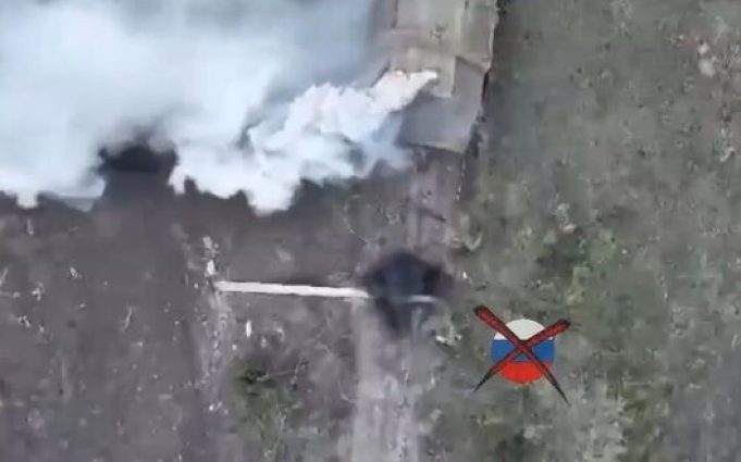 Оператори дронів нищать російських штурмовиків під час десантування із бронемашини. ВIДЕО Оператори-дронів-нищать-російських-штурмовиків-під-час-десантування-із-бронемашини.-ВiДЕО
