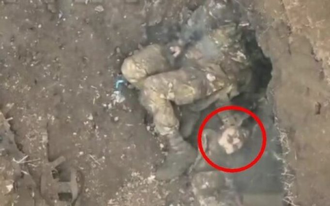 Тулуб окупанта лежить на полі бою поряд із його головою. ВIДЕО 18+ Тулуб-окупанта-лежить-на-полі-бою-поряд-із-його-головою.-ВiДЕО-18+