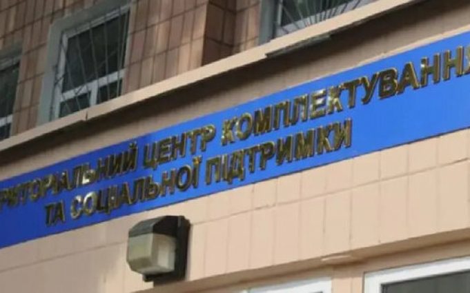 У Хусті на Закарпатті чоловік влаштував стрілянину біля ТЦК та кинув димову шашку. ВIДЕО У-Хусті-на-Закарпатті-чоловік-влаштував-стрілянину-біля-ТЦК-та-кинув-димову-шашку.-ВiДЕО