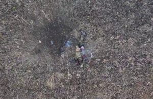 Російський окупант одночасно уражений FPV і скидом з дрону. ВIДЕО Російський-окупант-одночасно-уражений-fpv-і-скидом-з-дрону.-ВiДЕО