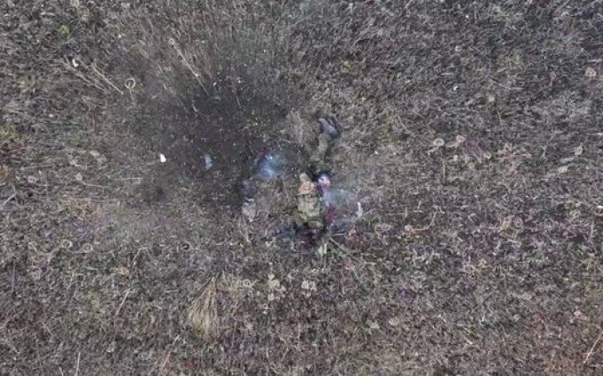 Російський окупант одночасно уражений FPV і скидом з дрону. ВIДЕО Російський-окупант-одночасно-уражений-fpv-і-скидом-з-дрону.-ВiДЕО