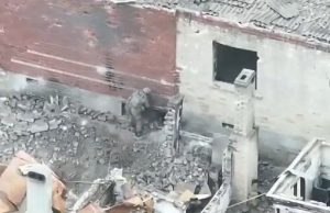 Дрон-камікадзе точним ударом нищить підвал, де хотіли сховатися окупанти. ВIДЕО Дрон-камікадзе-точним-ударом-нищить-підвал,-де-хотіли-сховатися-окупанти.-ВiДЕО