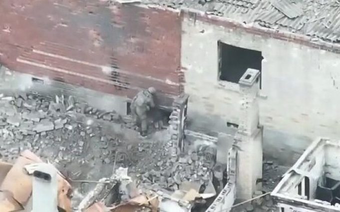 Дрон-камікадзе точним ударом нищить підвал, де хотіли сховатися окупанти. ВIДЕО Дрон-камікадзе-точним-ударом-нищить-підвал,-де-хотіли-сховатися-окупанти.-ВiДЕО