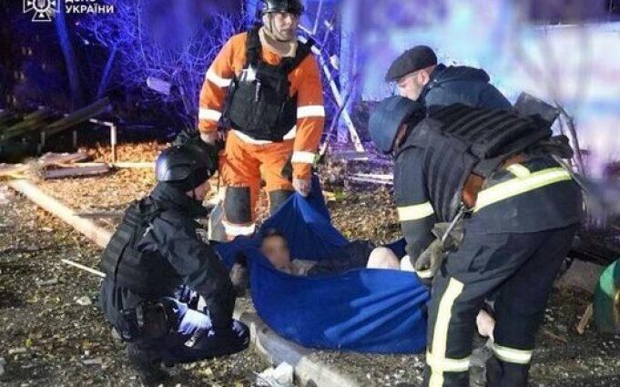 Удар РФ по будинку в Сумах: 10 людей загинули, зокрема 2 дитини, поранено 51 особу,... Удар-РФ-по-будинку-в-Сумах:-10-людей-загинули,-зокрема-2-дитини,-поранено-51-особу,.