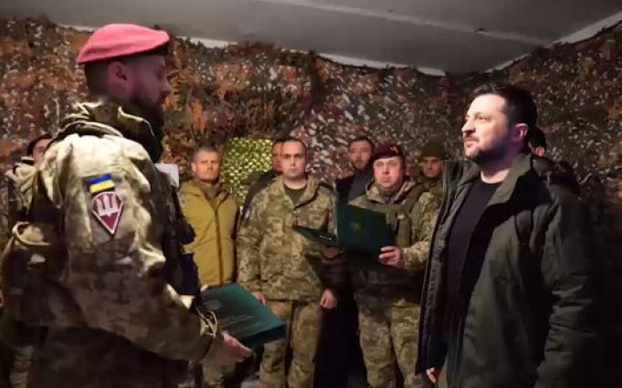 Зеленський приїхав до Покровська: відвідав воїнів 25 ОПДБр. ВIДЕО Зеленський-приїхав-до-Покровська:-відвідав-воїнів-25-ОПДБр.-ВiДЕО