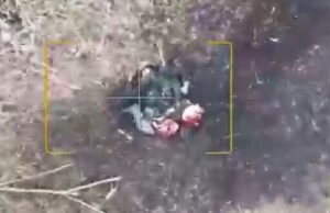 Окупант дриґає залишками ніг після удару дрона-камікадзе. ВIДЕО 18+ Окупант-дриґає-залишками-ніг-після-удару-дрона-камікадзе.-ВiДЕО-18+