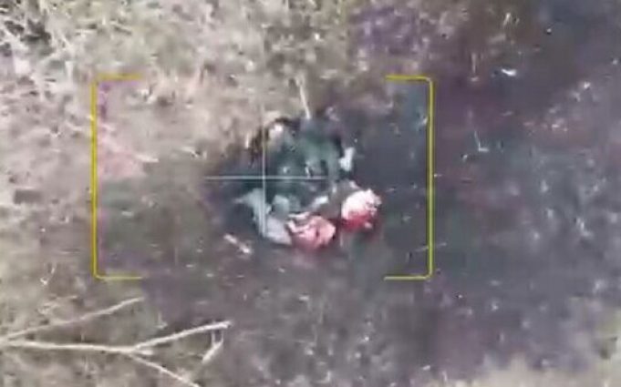 Окупант дриґає залишками ніг після удару дрона-камікадзе. ВIДЕО 18+ Окупант-дриґає-залишками-ніг-після-удару-дрона-камікадзе.-ВiДЕО-18+